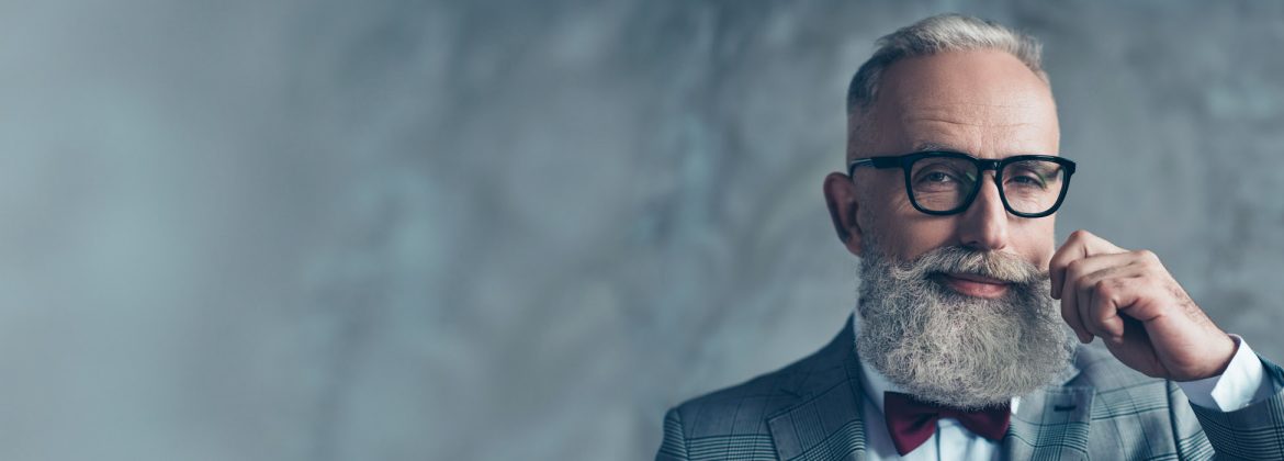 Älterer Mann mit Bart und Brille