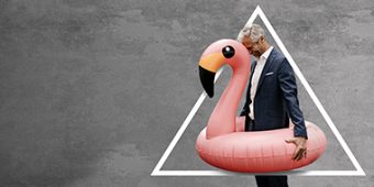 Mann mit aufblasbaren Flamingo